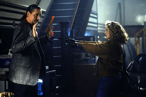 Tom Allard, Kathleen Turner - Detective con medias de seda - De la película