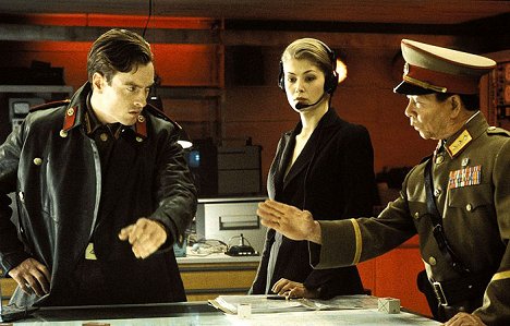 Toby Stephens, Rosamund Pike - Die Another Day - Photos