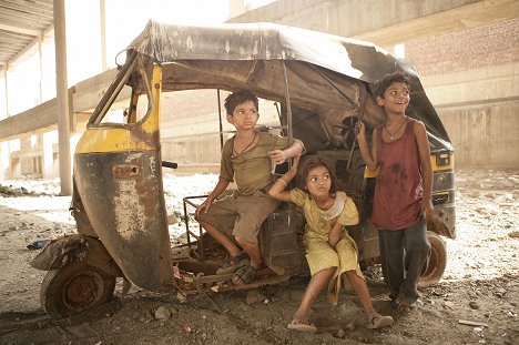 Ayush Mahesh Khedekar, Rubina Ali, Azharuddin Mohammed Ismail - Slumdog Millionaire - Van film