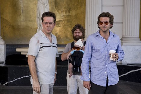 Ed Helms, Zach Galifianakis, Bradley Cooper - Pařba ve Vegas - Z filmu