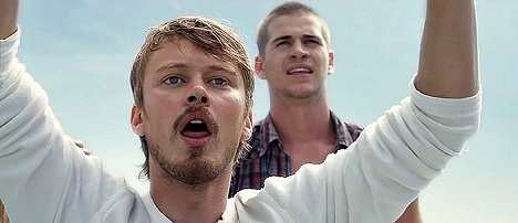 Michael Dorman, Liam Hemsworth - Triangle - Die Angst kommt in Wellen - Filmfotos