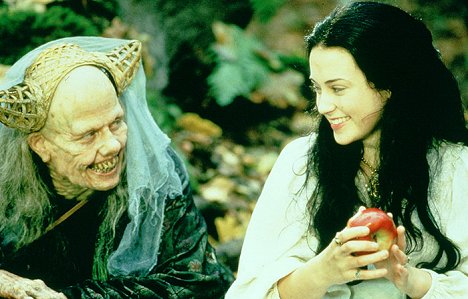 Sigourney Weaver, Monica Keena - Snow White: A Tale of Terror - De la película