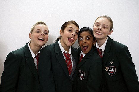 Georgia Groome, Georgia Henshaw, Eleanor Tomlinson - Angus, Thongs and Perfect Snogging - Van film