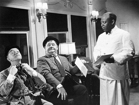 Stan Laurel, Oliver Hardy, Mantan Moreland - Čáry máry nebožtík - Z filmu