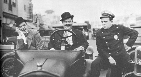 Stan Laurel, Oliver Hardy, Edgar Kennedy - Das unfertige Fertighaus - Filmfotos