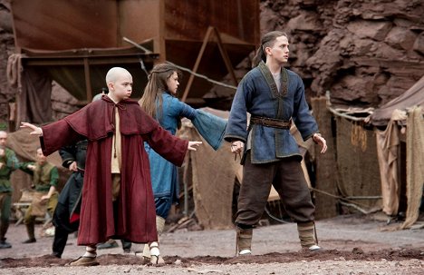 Noah Ringer, Nicola Peltz, Jackson Rathbone - The Last Airbender - Van film