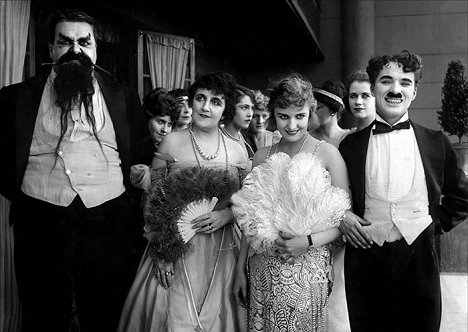 Eric Campbell, Marta Golden, Edna Purviance, Charlie Chaplin - The Adventurer - Van film
