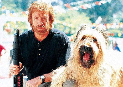 Chuck Norris, Betty - Top Dog, el perro sargento - De la película