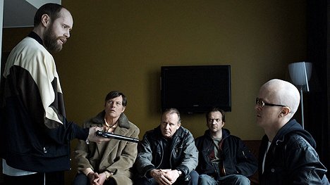 Aksel Hennie, Bjørn Floberg, Stellan Skarsgård, Gard B. Eidsvold, Knut Jørgen Skaro - Hajszál híján úriember - Filmfotók