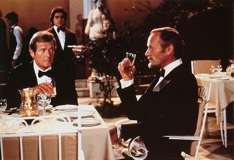 Roger Moore, Julian Glover - James Bond 007 - In tödlicher Mission - Filmfotos