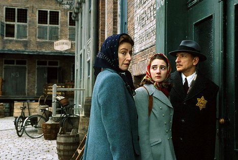Tatjana Blacher, Hannah Taylor-Gordon, Ben Kingsley - Anne Frank: The Whole Story - Filmfotók