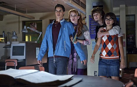 Robbie Amell, Kate Melton, Nick Palatas, Hayley Kiyoko - Scooby-Doo: Prvá záhada - Z filmu