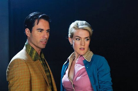 Eric McCormack, Jenni Baird - Invasion from Outer Space - Filmfotos