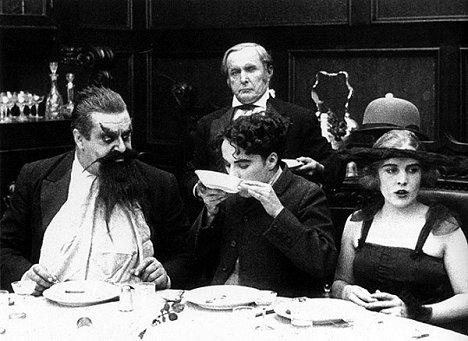 Eric Campbell, Charlie Chaplin, Edna Purviance - Chaplin falešným hrabětem - Z filmu
