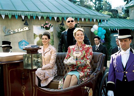 Anne Hathaway, Hector Elizondo, Julie Andrews - The Princess Diaries 2: Royal Engagement - Photos