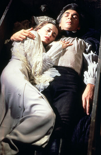 Kate Nelligan, Frank Langella - Dracula - Kuvat elokuvasta