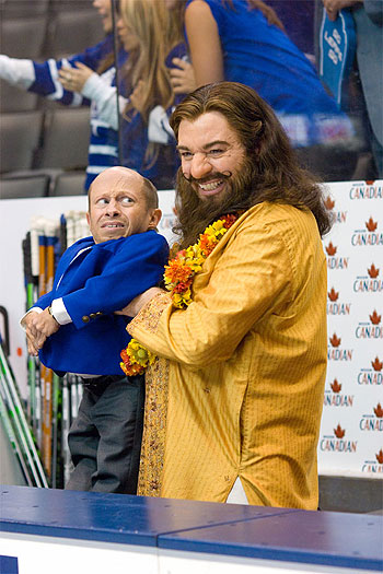 Verne Troyer, Mike Myers - The Love Guru - Photos