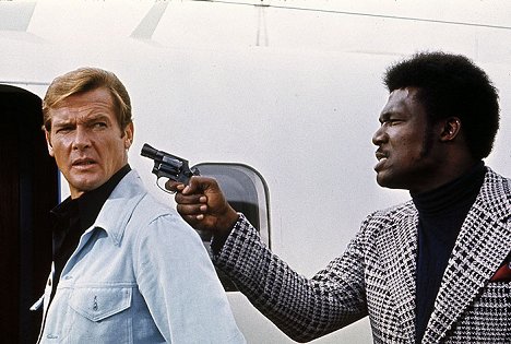 Roger Moore, Tommy Lane - Live and Let Die - Van film