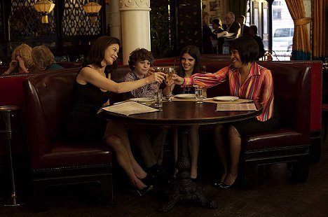 Catherine Zeta-Jones, Jake Cherry, Eliza Callahan, Lynn Whitfield - The Rebound - Photos