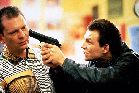 Leon Rippy, Christian Slater - Kuffs - Poli "por casualidad" - De la película