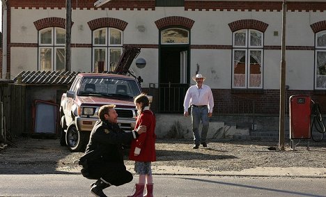 Jakob Cedergren, Mathilde Maack, Kim Bodnia - Terribly Happy - Filmfotos