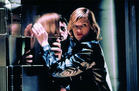 Martin Crewes, Milla Jovovich - Resident Evil - Z filmu