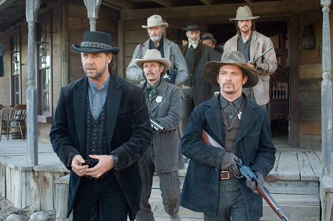 Russell Crowe, Luce Rains, Peter Fonda, Christian Bale - 3:10 to Yuma - Photos