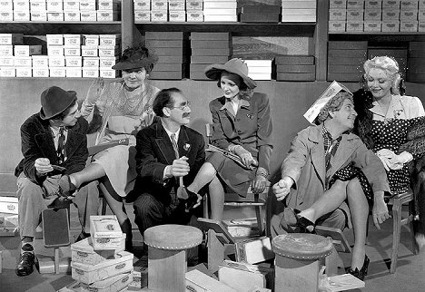 Chico Marx, Margaret Dumont, Groucho Marx, Marion Martin, Harpo Marx, Virginia Grey - The Big Store - Van film