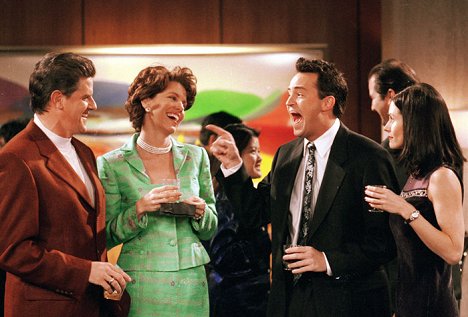 Sam McMurray, Lise Simms, Matthew Perry, Courteney Cox - Przyjaciele - Ten ze służbowym śmiechem Chandlera - Z filmu