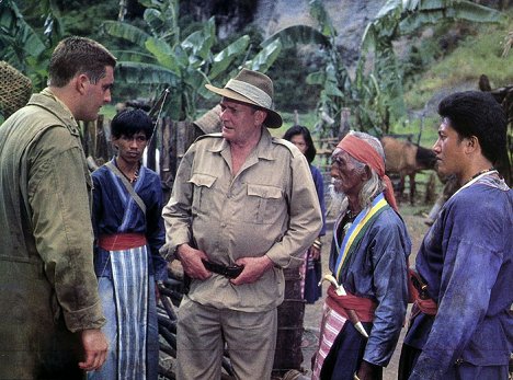 Chris Penn, Denholm Elliott - Rückkehr vom River Kwai - Filmfotos