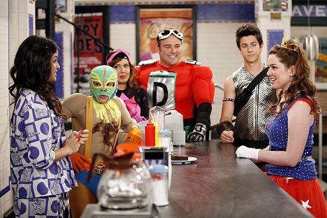 Selena Gomez, Jake T. Austin, Maria Canals-Barrera, David DeLuise, David Henrie, Jennifer Stone - Kouzelníci z Waverly - Z filmu