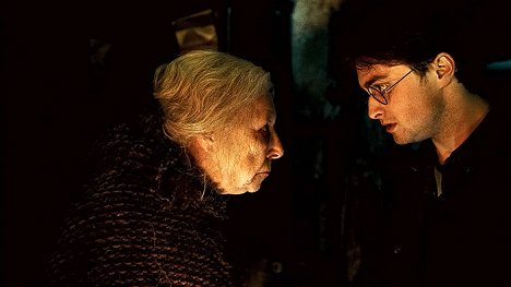 Hazel Douglas, Daniel Radcliffe - Harry Potter a Relikvie smrti - část 1 - Z filmu