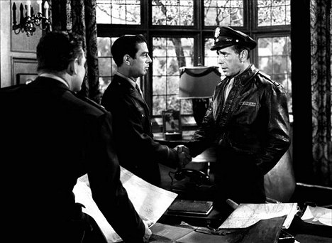 Richard Whorf, Humphrey Bogart - Chain Lightning - Photos