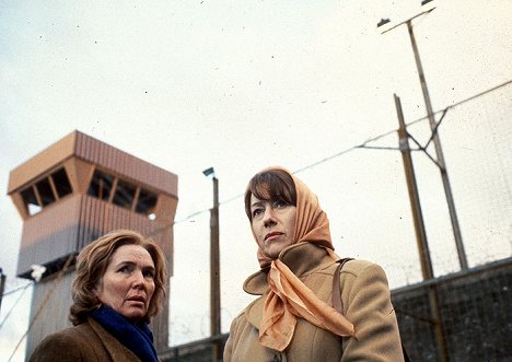 Fionnula Flanagan, Helen Mirren - Some Mother's Son - Z filmu
