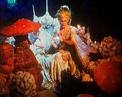 Ursula Andress - Fantaghirò III - Kuvat elokuvasta
