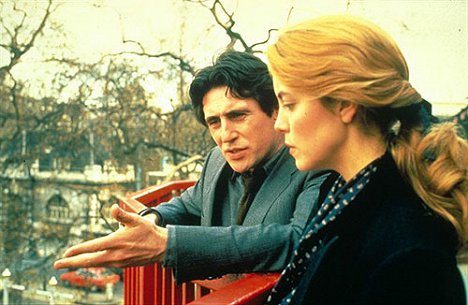 Gabriel Byrne, Greta Scacchi - Defence of the Realm - Film