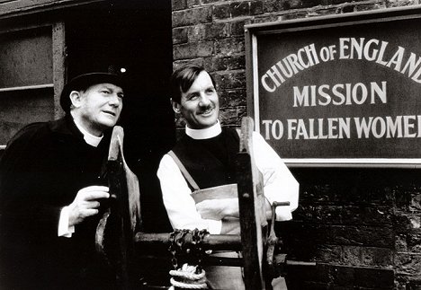 Denholm Elliott, Michael Palin - Der Missionar - Filmfotos