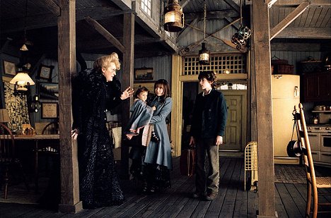 Meryl Streep, Shelby Hoffman, Emily Browning, Liam Aiken - Lemony Snicket - A balszerencse áradása - Filmfotók