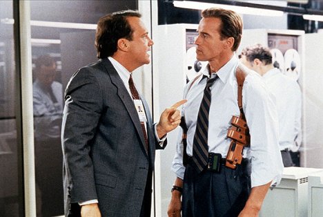 Tom Arnold, Arnold Schwarzenegger - Pravdivé lži - Z filmu