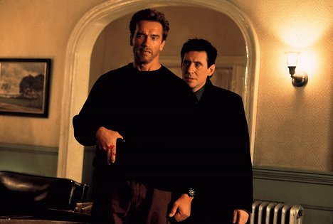 Arnold Schwarzenegger, Gabriel Byrne - End of Days - Photos