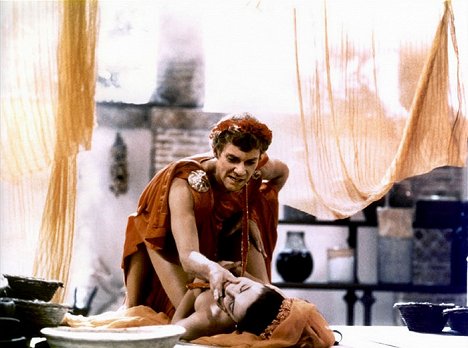 Malcolm McDowell, Mirella D'Angelo - Caligula - Z filmu