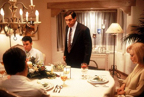 Travis Fine, Edward James Olmos, Beverly D'Angelo - Menendez: A Killing in Beverly Hills - Z filmu