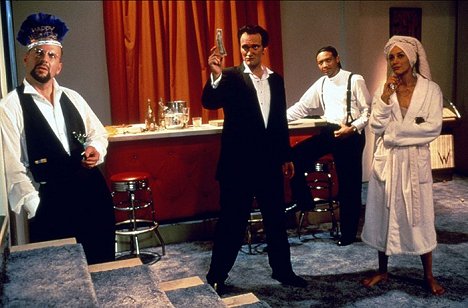 Bruce Willis, Quentin Tarantino, Paul Calderon, Jennifer Beals - Neljä Huonetta - Kuvat elokuvasta