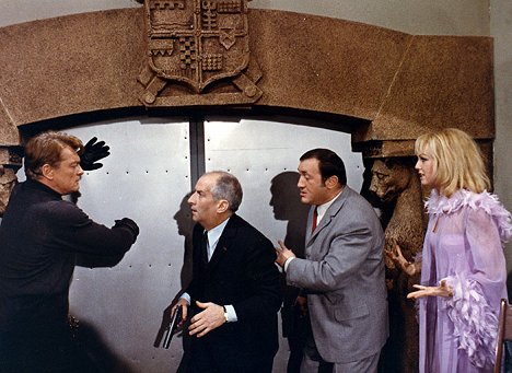 Jean Marais, Louis de Funès, Jacques Dynam, Mylène Demongeot - Fantomas a Scotland Yard ellen - Filmfotók