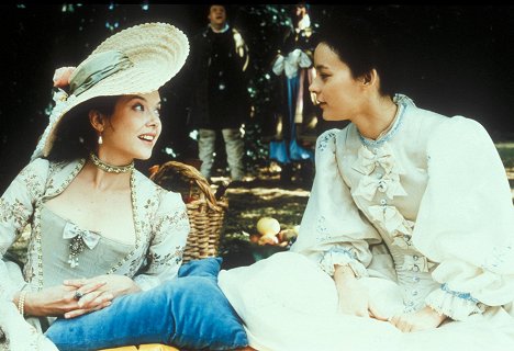 Annette Bening, Meg Tilly - Valmont - Filmfotos