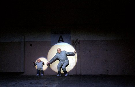 Verne Troyer, Mike Myers - Austin Powers in Goldständer - Filmfotos
