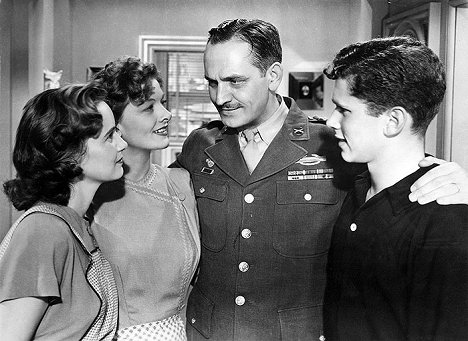 Teresa Wright, Myrna Loy, Fredric March, Michael Hall - The Best Years of Our Lives - Van film