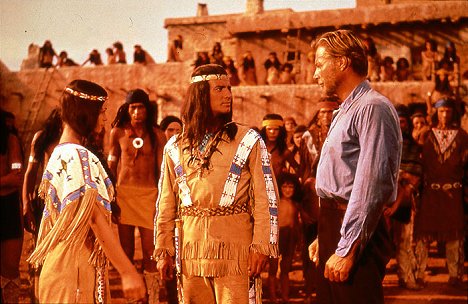Marie Versini, Pierre Brice, Lex Barker - Furia apache - De la película