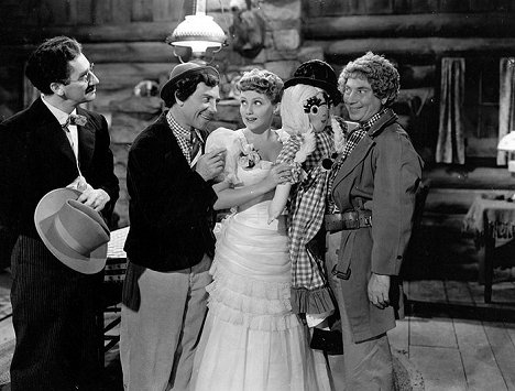 Groucho Marx, Harpo Marx, Diana Lewis, Chico Marx - En dag i vilda västern - Kuvat elokuvasta
