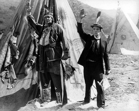 Joe Roberts, Buster Keaton - Frigo mezi indiány - Z filmu